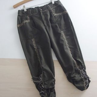 アクシーズファム(axes femme)の春夏　●アクシーズファム●　タック入りクロップドパンツ　M　♪　カーキ　匿名配送(クロップドパンツ)