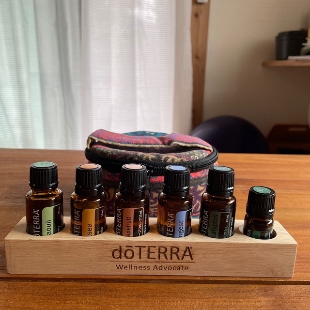 ↓【doTERRA】木製スタンド付きエッセンシャルオイル６本＆オイルケース付きエッセンシャルオイル