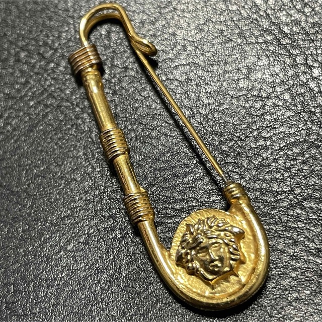 Gianni Versace メデューサ ピン ヴィンテージ ブローチ GP