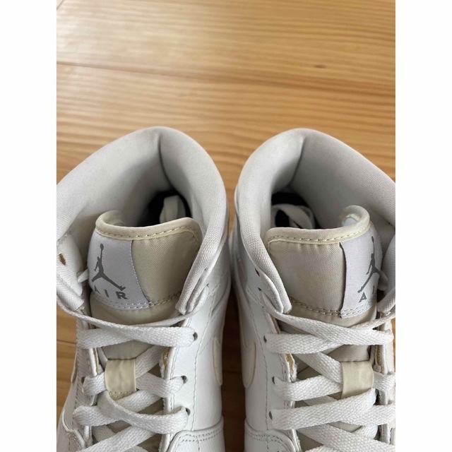 NIKE(ナイキ)のエアジョーダン1 ミッド　ホワイト メンズの靴/シューズ(スニーカー)の商品写真