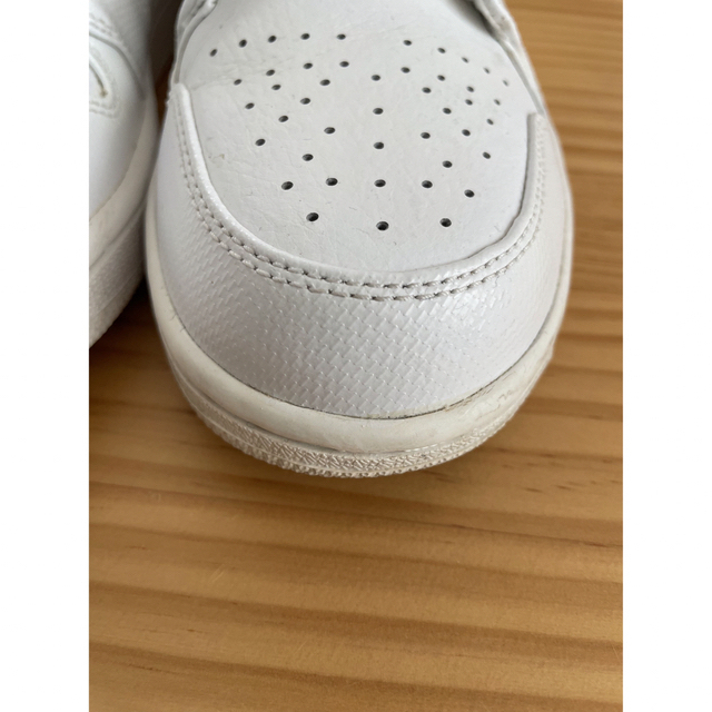 NIKE(ナイキ)のエアジョーダン1 ミッド　ホワイト メンズの靴/シューズ(スニーカー)の商品写真