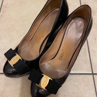 サルヴァトーレフェラガモ(Salvatore Ferragamo)のヴァラリボン ウェッジソールパンプス エナメルレザー(ハイヒール/パンプス)