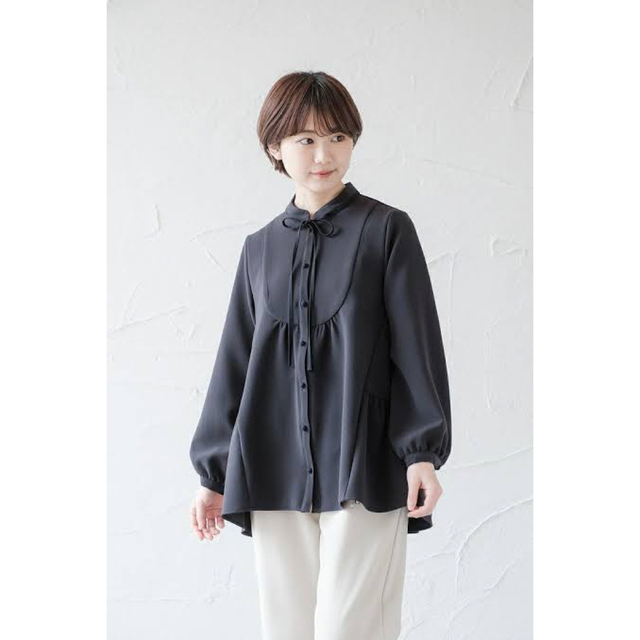 Sono(ソーノ)のsono navy バックティアードブラウス  レディースのトップス(シャツ/ブラウス(長袖/七分))の商品写真