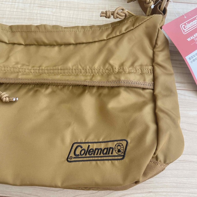 Coleman(コールマン)のColeman ウォーカー バナナショルダー コヨーテ　ベージュ　キャメル メンズのバッグ(ショルダーバッグ)の商品写真