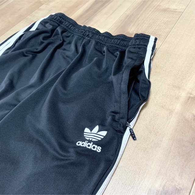 adidas(アディダス)の90s adidas トラックパンツ メンズM 黒 万国旗タグ トレフォイルロゴ メンズのパンツ(その他)の商品写真