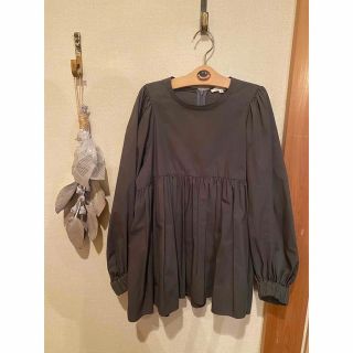 yori パフスリーブブラウス チャコール