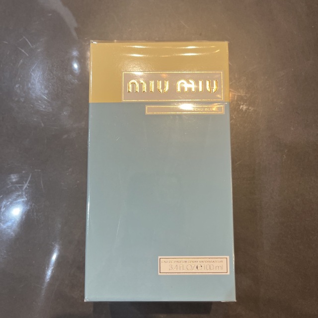 miumiu(ミュウミュウ)のmiumiuローブルーオードパルファム　100ml 新品未開封 コスメ/美容の香水(香水(女性用))の商品写真