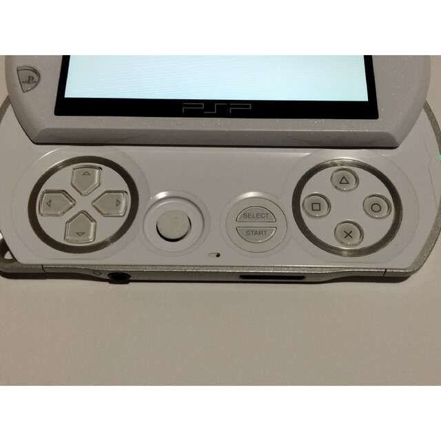 PlayStation Portable(プレイステーションポータブル)のPSPgo　ホワイト　本体+充電ケーブル エンタメ/ホビーのゲームソフト/ゲーム機本体(携帯用ゲーム機本体)の商品写真