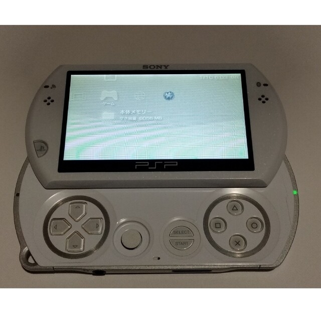 PlayStation Portable(プレイステーションポータブル)のPSPgo　ホワイト　本体+充電ケーブル エンタメ/ホビーのゲームソフト/ゲーム機本体(携帯用ゲーム機本体)の商品写真