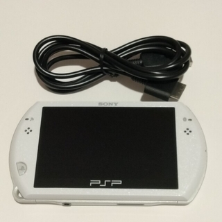 プレイステーションポータブル(PlayStation Portable)のPSPgo　ホワイト　本体+充電ケーブル(携帯用ゲーム機本体)