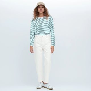 ユニクロ(UNIQLO)のボーイフレンドテーパードパンツ(カジュアルパンツ)