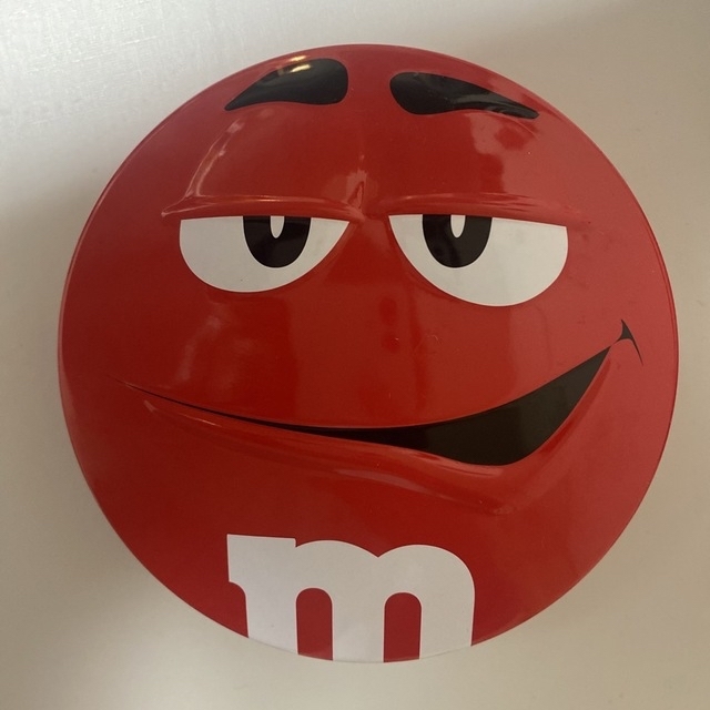 m&m&m's(エムアンドエムアンドエムズ)のM&M's レッド　空き缶 インテリア/住まい/日用品のインテリア小物(小物入れ)の商品写真