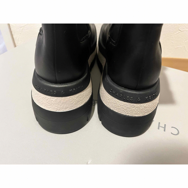 Charles and Keith - Charles &Keith レーニア プラットフォーム