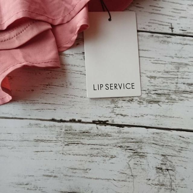 LIP SERVICE(リップサービス)の新品タグ付き！リップサービス☆ベルトデザイン×オフショル薄手シャツカットソー レディースのトップス(カットソー(長袖/七分))の商品写真