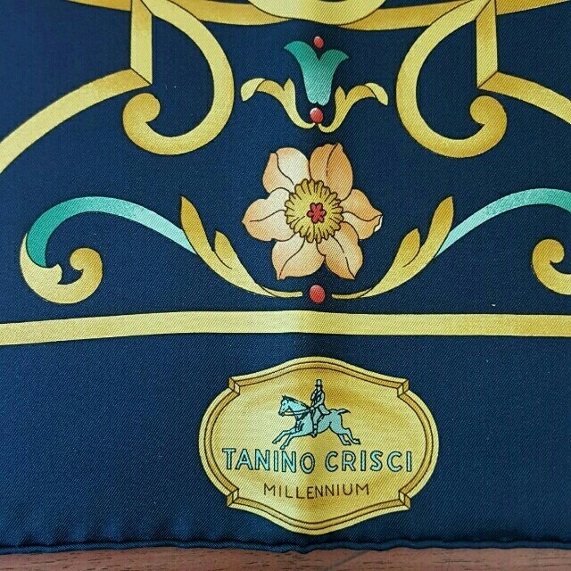 TANINO CRISCI(タニノクリスチー)の【未使用・美品】TANINO CRISCI タニノクリスチー スカーフ 大判 レディースのファッション小物(バンダナ/スカーフ)の商品写真