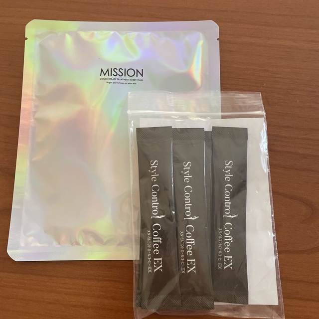 AVON(エイボン)のエイボンマスク1枚とサンプルコーヒー5袋 コスメ/美容のスキンケア/基礎化粧品(パック/フェイスマスク)の商品写真