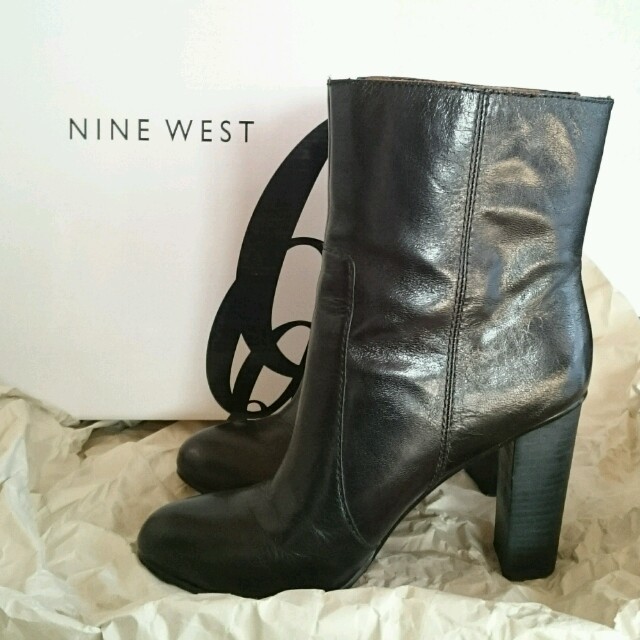 NINE WEST(ナインウエスト)のクンドゥン★様専用！NINE WEST レザーショートブーツ 黒 24.5cm レディースの靴/シューズ(ブーツ)の商品写真