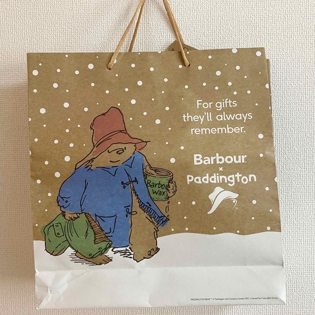 Barbour(バーブァー)のバブアー イギリス2022冬限定 パディントン紙袋 レディースのバッグ(ショップ袋)の商品写真
