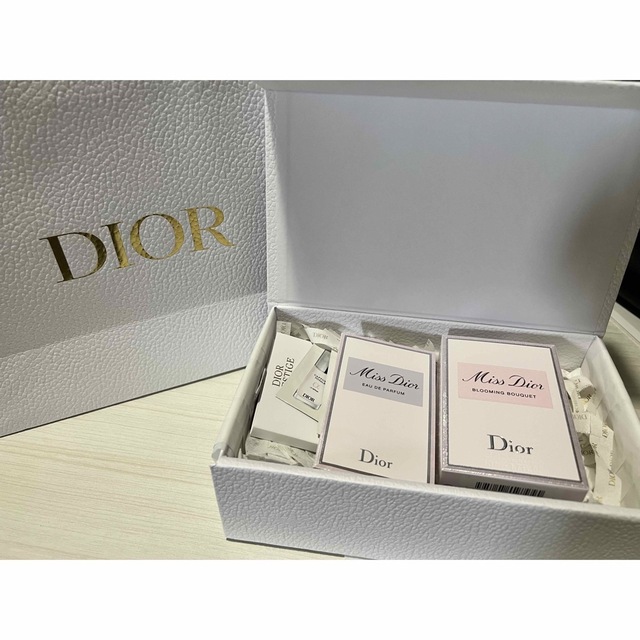 新品　DIOR フレグランス　ブルーミングブーケ50mlのサムネイル