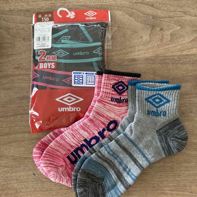 UMBRO(アンブロ)のusagi.様専用新品アンブロブリーフ150(2枚入)ソックス23-25(2足) キッズ/ベビー/マタニティのキッズ服男の子用(90cm~)(下着)の商品写真