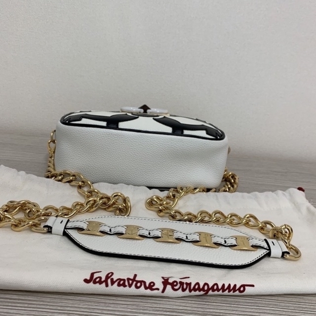 Salvatore Ferragamo(サルヴァトーレフェラガモ)のフェラガモ　アイコニック　レザー　チェーン　ショルダーバッグ レディースのバッグ(ショルダーバッグ)の商品写真