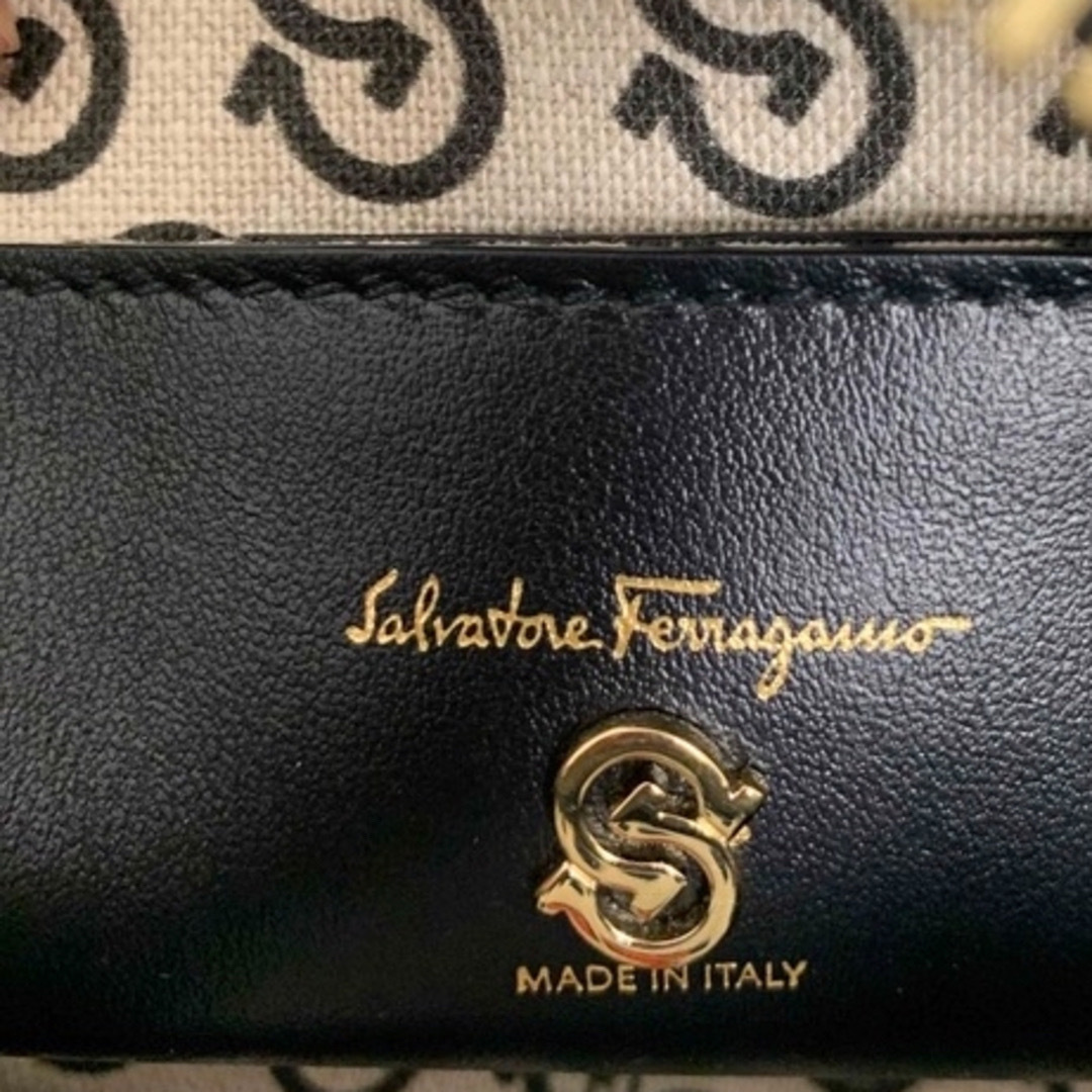 Salvatore Ferragamo(サルヴァトーレフェラガモ)のフェラガモ　アイコニック　レザー　チェーン　ショルダーバッグ レディースのバッグ(ショルダーバッグ)の商品写真