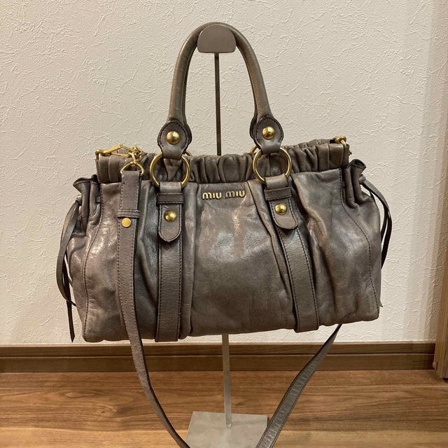miu miu ミュウミュウ 2way ショルダーバッグ ハンドバッグ 本革 最新
