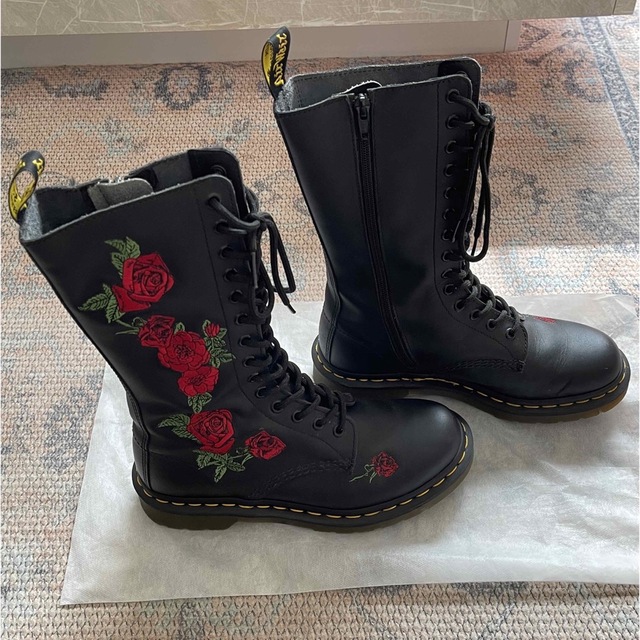 Dr.Martens(ドクターマーチン)のドクターマーチン　薔薇刺繍 レディースの靴/シューズ(ブーツ)の商品写真