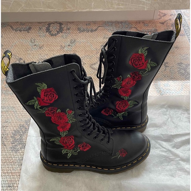 Dr.Martens(ドクターマーチン)のドクターマーチン　薔薇刺繍 レディースの靴/シューズ(ブーツ)の商品写真