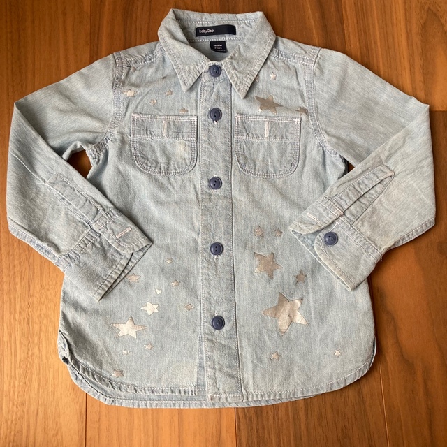 babyGap デニムシャツ　100cm キッズ/ベビー/マタニティのキッズ服男の子用(90cm~)(Tシャツ/カットソー)の商品写真