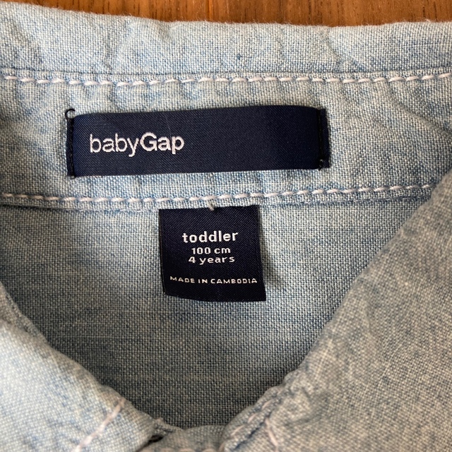 babyGap デニムシャツ　100cm キッズ/ベビー/マタニティのキッズ服男の子用(90cm~)(Tシャツ/カットソー)の商品写真