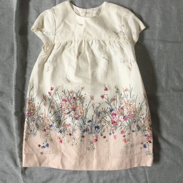 ZARA KIDS(ザラキッズ)のZARA フラワープリント ワンピース 104 薄ピンク お出かけ 上品 キッズ/ベビー/マタニティのキッズ服女の子用(90cm~)(ワンピース)の商品写真