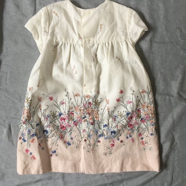 ZARA KIDS(ザラキッズ)のZARA フラワープリント ワンピース 104 薄ピンク お出かけ 上品 キッズ/ベビー/マタニティのキッズ服女の子用(90cm~)(ワンピース)の商品写真