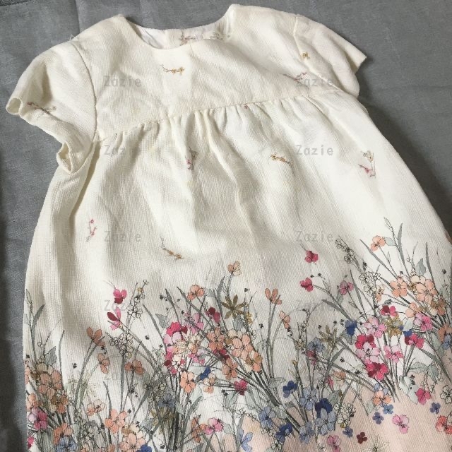 ZARA KIDS(ザラキッズ)のZARA フラワープリント ワンピース 104 薄ピンク お出かけ 上品 キッズ/ベビー/マタニティのキッズ服女の子用(90cm~)(ワンピース)の商品写真