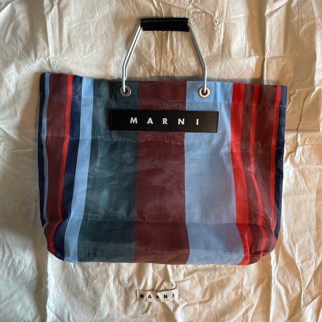 Marni(マルニ)のMARNI マルニ　フラワー マーケット カフェ バッグ ラッカーレッド レディースのバッグ(かごバッグ/ストローバッグ)の商品写真