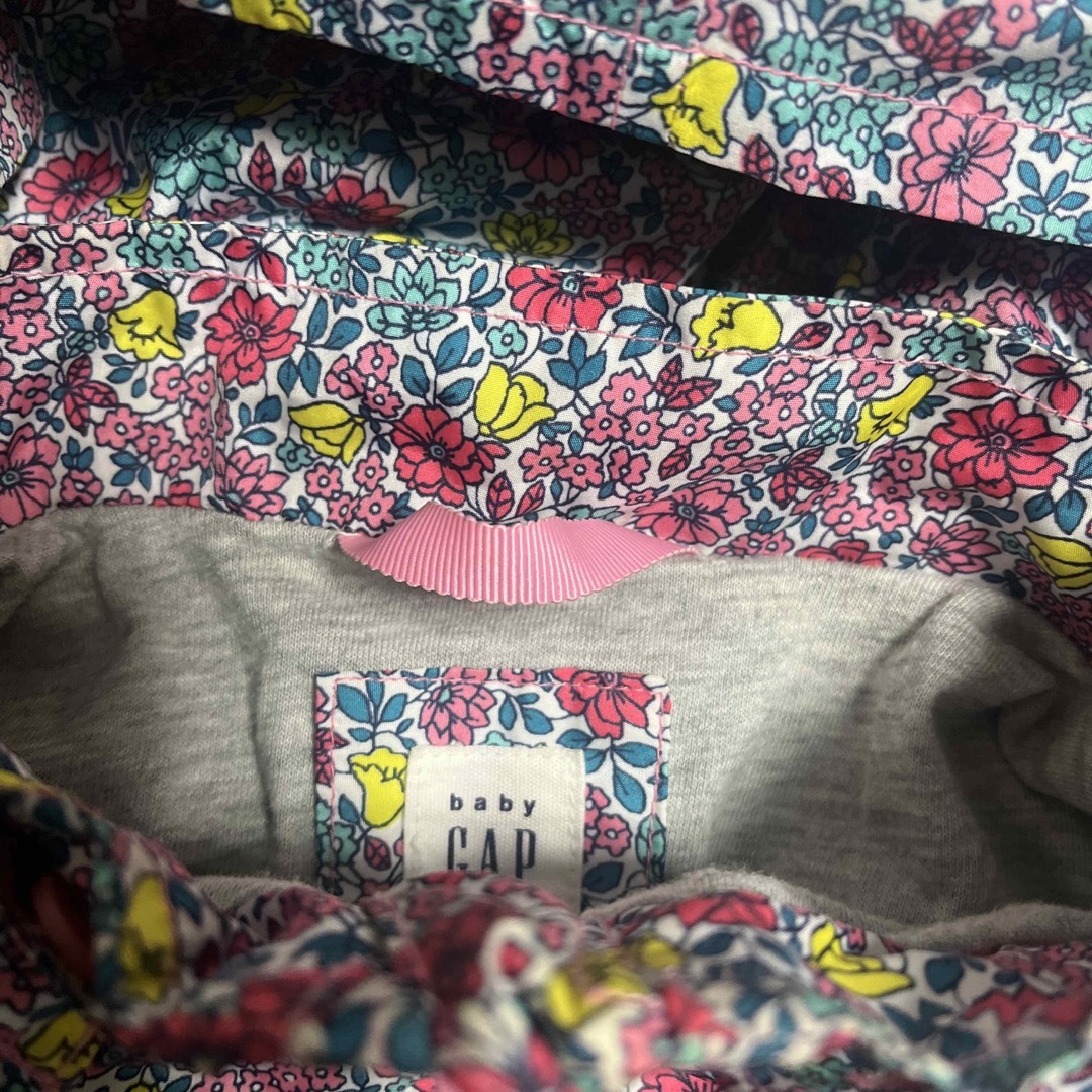 babyGAP(ベビーギャップ)のGAP 花柄ウインドブレーカー キッズ/ベビー/マタニティのキッズ服女の子用(90cm~)(ジャケット/上着)の商品写真