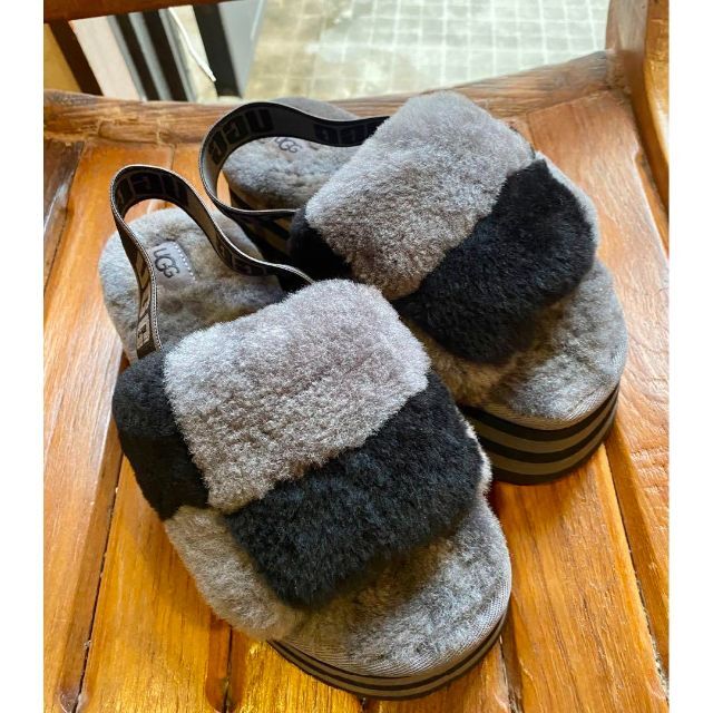 UGG(アグ)の完売。。。。。。①✨超美品✨22～23cm✨UGG✨ディスコ チェッカースライド レディースの靴/シューズ(サンダル)の商品写真