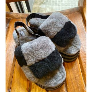 UGG - 完売。UGG - 4a10 《未使用品》 定価¥17,600 UGG アグ W DIANE WISP ファーサンダル 22cm ピンク シューズ。。AVRIL GAU - AVRIL GAU サンダル EU35(21.5cm位) 黒xシルバー 【古着】【中古】。。crocs - crocs FL X クロックス クラシック クロッグ 24cm。。cavacava - 新品 本革 細ストラップサンダル 22.5㎝ ブラックコンビ エナメル ラメ。。MARNI - MARNI(マルニ) サンダル 35 レディース - 黒×白×ブラウン ウェッジソール レザー。。ZARA フラットストラップサンダル。①✨超美品✨22~23cm✨UGG✨ディスコ UGG - 完売。ZARA - ZARA 新品 フェイクレザー サンダル 36 ザラ。。KISCO - キスコ靴★本革★レディースサンダル★黒サンダル★ヒール★オシャレサンダル★シック。。TSURU by Mariko Oikawa - ツルバイ サンダル 37 補強済。。BIRKENSTOCK - 【美品】 BIRKENSTOCK / ビルケンシュトック | Arizona Big Buckle レザー サンダル | 24.5cm | ホワイト | レディース。。OHGA オオガ サンダル L(24cm位) ベージュ 【古着】【中古】。。MANOLO BLAHNIK - MANOLO BLAHNIK(マノロブラニク) サンダル 35 レディース - 黒。①✨超美品✨22~23cm✨UGG✨ディスコ