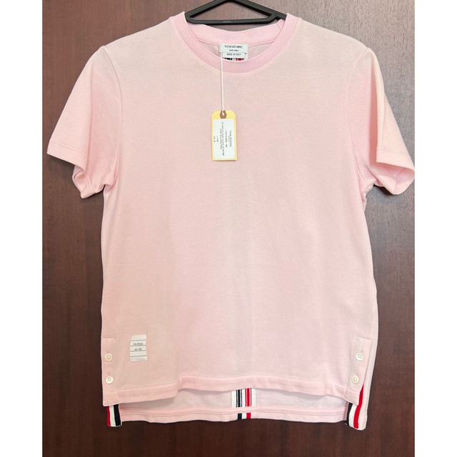 THOM BROWNE(トムブラウン)の【未使用】Thom Browne トムブラウン　ピンク レディースのトップス(Tシャツ(半袖/袖なし))の商品写真