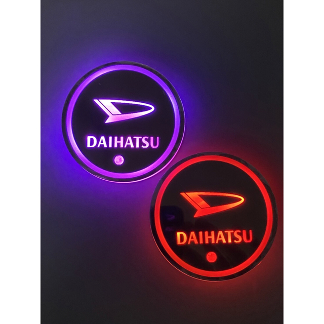 ダイハツ(ダイハツ)のDAIHATSUロゴ入り　光るLEDコースター　ドリンクコースター 自動車/バイクの自動車(車内アクセサリ)の商品写真