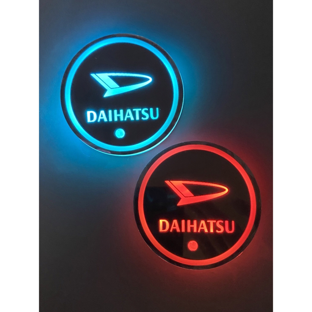 ダイハツ(ダイハツ)のDAIHATSUロゴ入り　光るLEDコースター　ドリンクコースター 自動車/バイクの自動車(車内アクセサリ)の商品写真