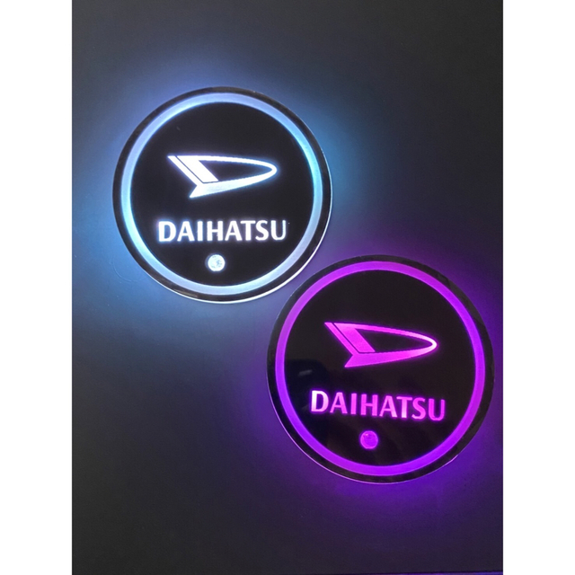 ダイハツ(ダイハツ)のDAIHATSUロゴ入り　光るLEDコースター　ドリンクコースター 自動車/バイクの自動車(車内アクセサリ)の商品写真