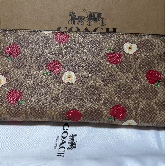 COACH(コーチ)のCOACH  長財布　シグネチャー　りんご レディースのファッション小物(財布)の商品写真