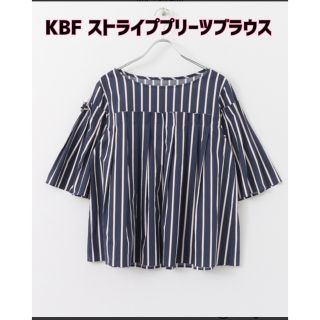 ケービーエフ(KBF)の値下げ！【新品】KBF(ケービーエフ)WEB限定ストライププリーツフリルブラウス(シャツ/ブラウス(半袖/袖なし))