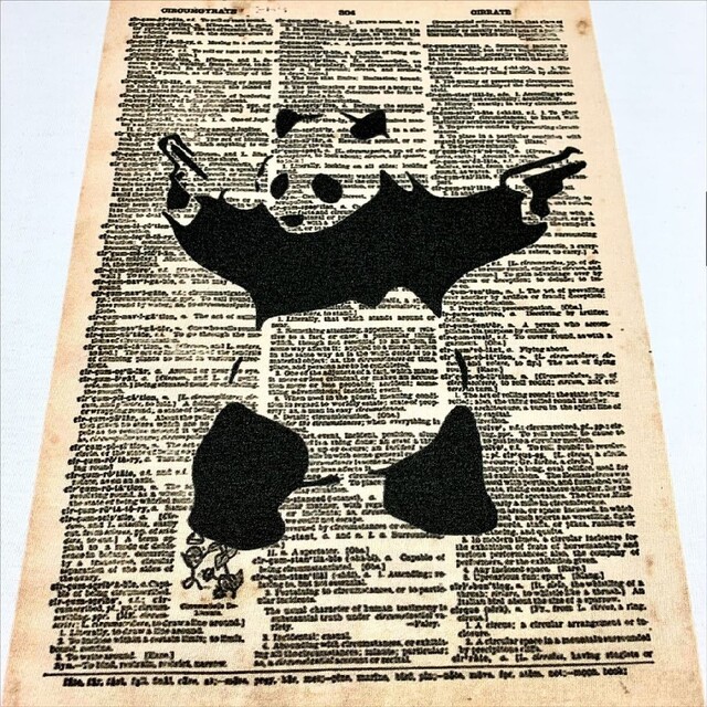 新品 BANKSY バンクシー 2丁拳銃 ピストル パンダ 辞書 ページ ロンT