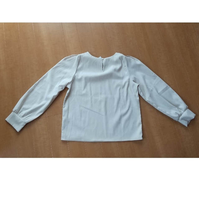 Doula Doula(ドゥーラドゥーラ)のギャザーボリューム袖ブラウス  新品未使用  オフホワイト Lサイズ レディースのトップス(シャツ/ブラウス(長袖/七分))の商品写真