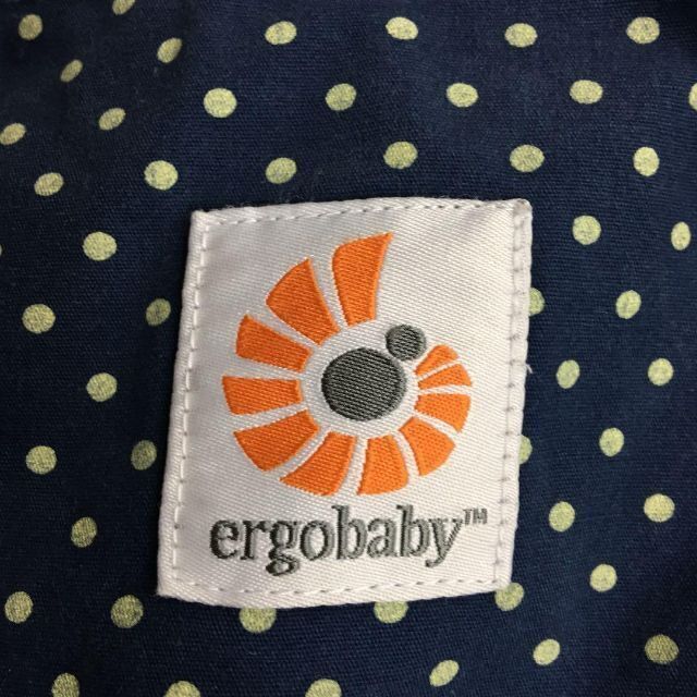 Ergobaby(エルゴベビー)の【入手困難】☆美品☆  ergobaby エルゴベビー  抱っこ紐  ドット柄 キッズ/ベビー/マタニティの外出/移動用品(抱っこひも/おんぶひも)の商品写真