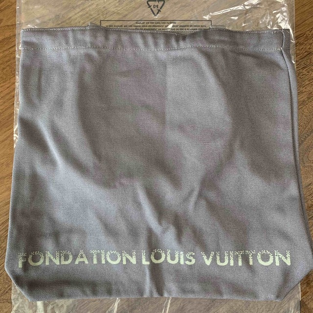 LOUIS VUITTON(ルイヴィトン)のフォンダシオン ルイヴィトン トートバッグ グレー ルイヴィトン美術館 レディースのバッグ(トートバッグ)の商品写真