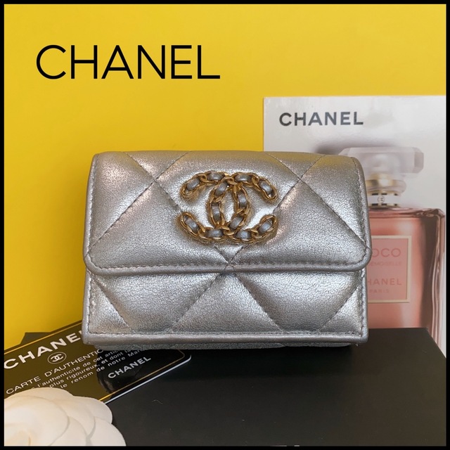 美品 シャネル CHANEL19 ディズヌフ マトラッセ 三つ折り財布 シルバー