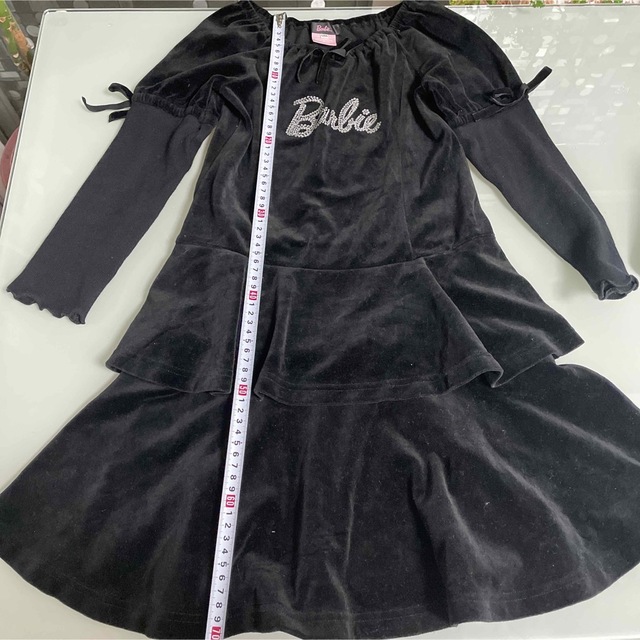 Barbie(バービー)のBarbie 黒ベロア　ワンピース　130 キッズ/ベビー/マタニティのキッズ服女の子用(90cm~)(ワンピース)の商品写真